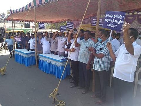 நாமக்கல் பூங்கா சாலையில் வெள்ளிக்கிழமை ஆர்ப்பாட்டம் செய்த கட்டுனர் சங்கத்தினர்.