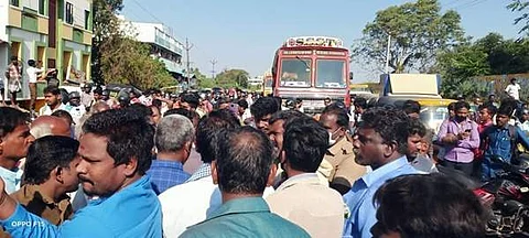 திருச்சியில் பழுதடைந்த குடிநீர் குழாயை சரி செய்யக்கோரி சாலை மறியல் போராட்டத்தில் ஈடுபட்ட மக்கள்.