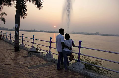 காணாமலே காதல் வளர்க்கும் சமூக வலைத்தளங்கள்