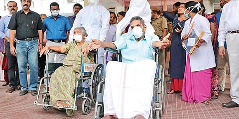 கோட்டயம் மருத்துவக் கல்லூரி மருத்துவமனையிலிருந்து வெளியே வரும் தாமஸ் மற்றும் மரியம்மா