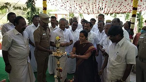 ஊத்தங்கரையில் புதிய தீயணைப்பு நிலையத்தை சட்டப்பேரவை உறுப்பினர் மனோரஞ்சிதம் நாகராஜ் ரிப்பன் வெட்டி, குத்துவிளக்கேற்றி புதிய கட்டடத்தை திறந்து வைத்தார்.