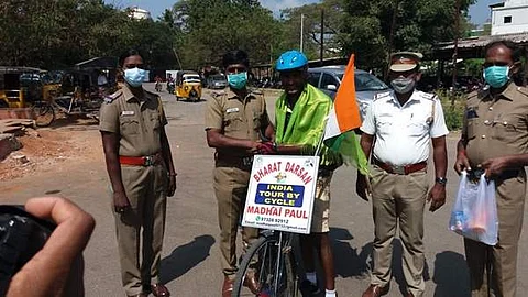 தஞ்சாவூர் ரயிலடிக்கு சனிக்கிழமை சைக்கிளில் வந்த மதாய் பால்.