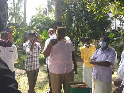 மகுடஞ்சாவடி வட்டார விவசாயிகளுக்கு கண்டுணா்வு சுற்றுலாவில் தேனி வளா்ப்பு குறித்து விளக்கம் அளிக்கப்பட்டது