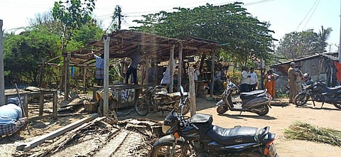 கோயில் நிலத்தில் இருந்த மூன்று கடைகள் அகற்றம்