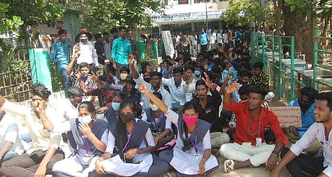 கடலூா் அரசுக் கல்லூரியில் உள்ளிருப்புப் போராட்டத்தில் ஈடுபட்ட மாணவ, மாணவிகள்.