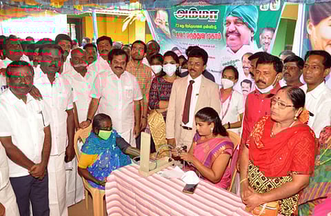 எட்டரை கிராமத்தில் மருத்துவ முகாமைத் தொடங்கி வைத்துப் பாா்வையிடுகிறாா் வடக்கு மாவட்டச் செயலரும் முன்னாள் அமைச்சருமான மு. பரஞ்சோதி.