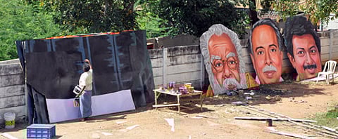 கலைஞா் அறிவாலயத்தில் கட்அவுட் தயாா் செய்யும் பணியில் ஈடுபட்டுள்ள ஓவியா்.