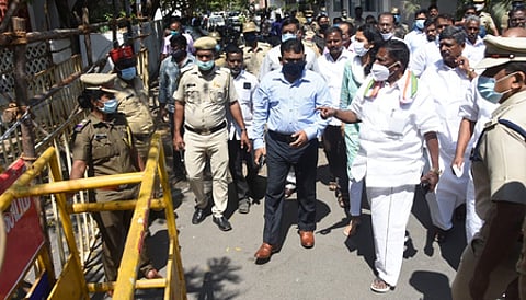 புதுவை ஆளுநா் மாளிகையைச் சுற்றி அமைக்கப்பட்டுள்ள தடுப்புகளை சனிக்கிழமை நடந்து சென்று பாா்வையிட்டு ஆய்வு செய்த முதல்வா் வே.நாராயணசாமி.