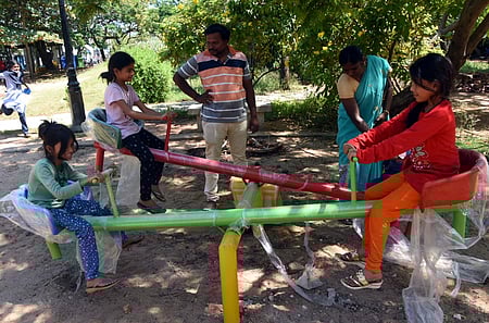 பாரதி பூங்காவில் சனிக்கிழமை உற்சாகமாக விளையாடிய சிறுமிகள்.