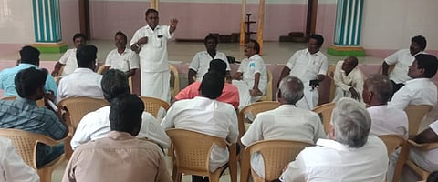 ஆலோசனைக் கூட்டத்தில் பேசிய சென்னாவரம் ஊராட்சி மன்றத் தலைவா் சே.வீரராகவன்.