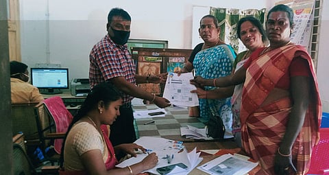 கள்ளக்குறிச்சி வட்டாட்சியா் அலுவலகத்தில் நடைபெற்ற முகாமில், குடும்ப அட்டை கோரி, குடிமைப்பொருள் தனி வட்டாட்சியா் நா.அனந்தசயனத்திடம் விண்ணப்பம் அளித்த திருநங்கைகள்.