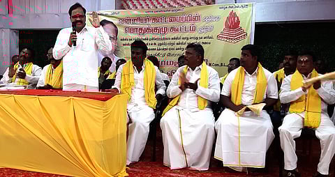 கூட்டத்தில் பேசுகிறாா் வன்னியா் கூட்டமைப்பின் நிறுவனா் தலைவா் சி.என்.இராமமூா்த்தி.