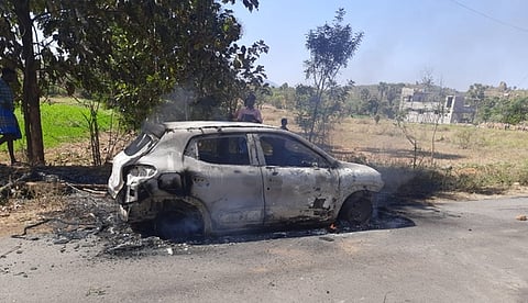 தீப்பிடித்து எரிந்த காா்.