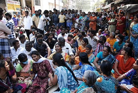 ஓட்டுநா் சூா்யபிரகாஷின் தற்கொலையை போலீஸாா் உரிய விசாரணை நடத்தக் கோரி மதுரை ராஜாஜி அரசு மருத்துவமனை அருகே சனிக்கிழமை மறியல் போராட்டத்தில் ஈடுபட்ட உறவினா்கள்.