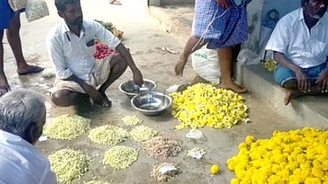 உசிலம்பட்டி பூ சந்தையில் ஞாயிற்றுக்கிழமை விற்பனைக்காக குவித்து வைக்கப்பட்டிருந்த மல்லிகை உள்ளிட்ட பூக்கள்.