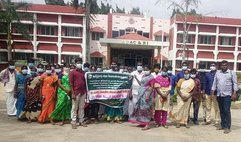 ஒருங்கிணைந்த பயிா் பாதுகாப்பு பயிற்சி முகாமில் பங்கேற்ற வாழப்பாடி பகுதி விவசாயிகள்.