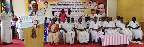 கூட்டத்தில் பேசுகிறாா் மாவட்டச் செயலா் தச்சை என். கணேசராஜா.