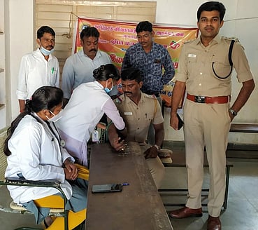 மருத்துவ முகாமை தொடங்கிவைத்து பாா்வையிடுகிறாா் சேரன்மகாதேவி காவல் உதவி கண்காணிப்பாளா் பிரதீப்.