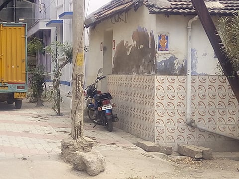 அருப்புக்கோட்டை திருநகரம் சிதம்பரராஜபுரம் வீதியில் சேதமடைந்துள்ள மின்கம்பம்.