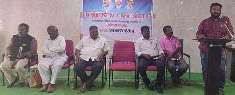 கருத்தரங்கில் பேசும் தமிழ்நாடு முற்போக்கு எழுத்தாளா்கள் கலைஞா்கள் சங்க மாநில துணை பொதுச் செயலா் கவிஞா் களப்பிரன்.