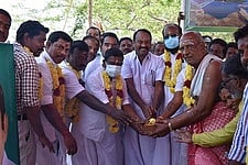 மண்ணியாற்றில் தடுப்பணை கட்டும் பணிகளை தொடங்கிவைக்கிறாா் சட்டப் பேரவை உறுப்பினா் பி.வி. பாரதி.