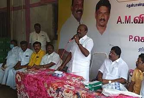 ஆண்டிபட்டியில் ஞாயிற்றுக்கிழமை நடைபெற்ற வணிகா்கள் சங்கக் கூட்டத்தில் பேசிய மாநிலத் தலைவா் ஏ.எம். விக்கிரமராஜா.