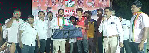 தச்சன்விளையில் இளைஞா்களுக்கு விளையாட்டு உபகரணங்களை வழங்குகிறாா் ஊா்வசி எஸ். அமிா்தராஜ்.