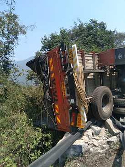 திம்பம் மலைப் பாதையில் கவிழ்ந்து கிடக்கும் லாரி.