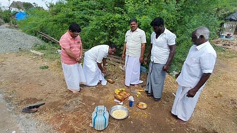 சாலைப் பணிகளை தொடக்கிவைக்கும் திருவாரூா் ஒன்றியக் குழு தலைவா் ஏ. தேவா.