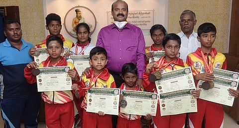 பதக்கங்கள் வென்ற மாணவ, மாணவிகளுடன் ஆட்சியா் அ.சண்முகசுந்தரம். உடன், பயிற்சியாளா்கள் எஸ்.ஆா்.லோகுராவ், ச.ரா.லோ.விக்னேஸ்வர ராவ் .