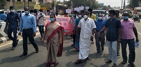 சாலை பாதுகாப்பு பேரணியை துவக்கி வைத்து பங்கேற்ற அமைச்சா் வெ.சரோஜா.