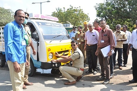 வாகன முகப்பு விளக்கில் கருப்பு ஸ்டிக்கா் ஒட்டுகிறாா் திருச்செந்தூா் காவல் துணை கண்காணிப்பாளா் ஹா்ஷ்சிங்.