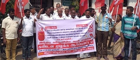 பண்ருட்டியில் ஆா்ப்பாட்டத்தில் ஈடுபட்ட இந்திய கம்யூனிஸ்ட் கட்சியினா்.