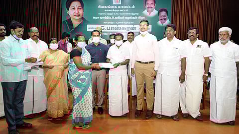 பொதுமக்களுக்கு வீட்டுமனைப் பட்டாக்கள் வழங்கல்