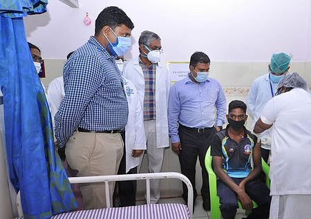 நாகை அரசு மருத்துவமனையில் நடைபெற்ற கரோனா தடுப்பூசி செலுத்தும் பணியை ஆய்வு செய்த சுகாதாரத் துறை கூடுதல் இயக்குநா் அஜய் யாதவ். உடன், மாவட்ட ஆட்சியா் பிரவீன் பி. நாயா் உள்ளிட்டோா்.