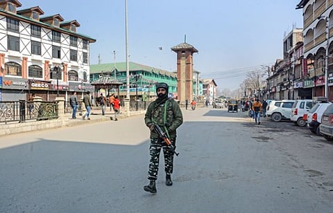 ஜம்மு-காஷ்மீரின் யூனியன் பிரதேசம் ஸ்ரீநகரில் புதன்கிழமை பாதுகாப்புப் பணி மேற்கொண்டிருந்த வீரா்.