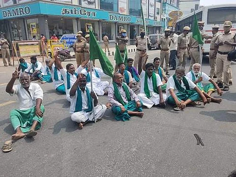 சாலை மறியலில் ஈடுபட்ட விவசாயிகள்