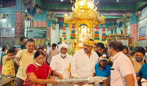 சோலைமலை முருகன் கோயிலில் புதன்கிழமை நடைபெற்ற தங்கத்தேரோட்டம்.