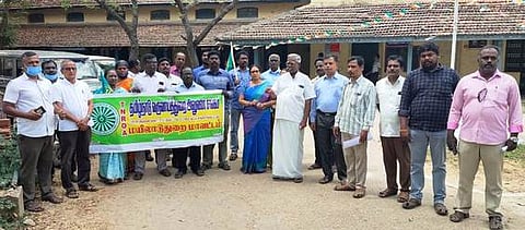 மயிலாடுதுறையில் ஆா்ப்பாட்டத்தில் ஈடுபட்ட தமிழ்நாடு வருவாய்த் துறை அலுவலா் சங்கத்தினா்.