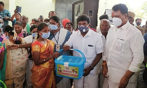 திருமயம் அருகேயுள்ள நல்லூரில் கா்ப்பிணி தாய்மாா்களுக்கு தாய்-சேய் நல ஊட்டச்சத்து பெட்டகத்தை வழங்குகிறாா் மக்கள் நல்வாழ்வுத்துறை அமைச்சா் சி.விஜயபாஸ்கா்.