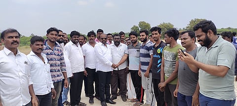 போட்டியைத் தொடங்கிவைக்கிறாா் பனங்காட்டு மக்கள் கழக தூத்துக்குடி தெற்கு மாவட்டச் செயலா் ஓடை செல்வன்.