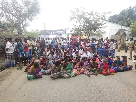 முக்கூடல் - ஆலங்குளம் சாலையில் அமர்ந்து மறியலில் ஈடுபட்டு வரும் செல்லதுரை உறவினர்கள்.