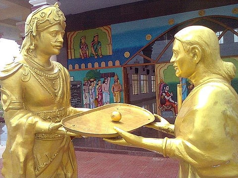 தருமபுரியின் அடையாளமாகத் திகழும் அதியமான், ஔவையார் சிலைகள்