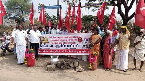 உசிலம்பட்டியில் பெட்ரோல், டீசல் மற்றும் சமையல் எரிவாயு விலை உயர்வை கண்டித்து கண்டன ஆர்ப்பாட்டம் நடத்திய மார்க்சிஸ்ட் கம்யூனிஸ்ட் கட்சியினர்.