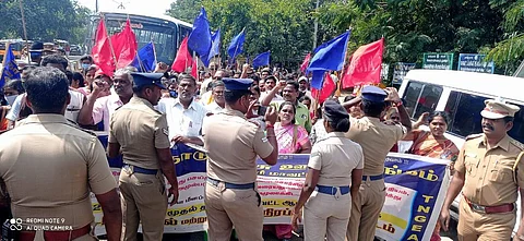 தருமபுரியில் மறியலில் ஈடுபட்ட அரசு ஊழியர்கள்.