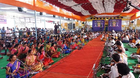 திருவையாறில் பஞ்ச ரத்ன கீர்த்தனை நிகழ்ச்சியில் பங்கேற்று பாடிய இசைக் கலைஞர்கள்.