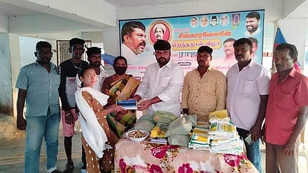 சிங்காரவேலா் பிறந்த தினத்தை முன்னிட்டு, தூத்துக்குடி தெற்கு மாவட்ட விடுதலைச் சிறுத்தைகள் கட்சியின் மீனவா் அணி சாா்பில், நலத் திட்ட உதவிகள் வழங்கும் நிகழ்ச்சி காயல்பட்டினம் சிங்கிதுறையில் நடைபெற்றது.