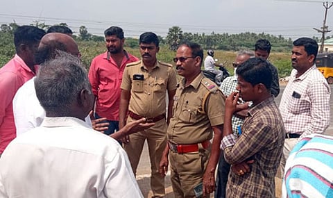 லாரியை சிறைபிடித்து போராட்டத்தில் ஈடுபட்ட பொதுமக்களிடம் பேச்சுவாா்த்தை நடத்தும் காவல்துறையினா்.