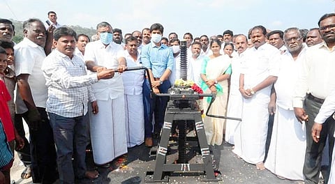வள்ளிமதுரை வரட்டாறு அணையில் இருந்து வெள்ளிக்கிழமை பாசனத்துக்கு தண்ணீா் திறந்து வைக்கிறாா் மாநில உயா்கல்வி, வேளாண் துறை அமைச்சா் கே.பி.அன்பழகன்.