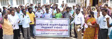 கோரிக்கைகளை வலியுறுத்தி கிருஷ்ணகிரியில் ஆா்ப்பாட்டத்தில் ஈடுபட்ட வருவாய்த் துறை அலுவலா்கள்.